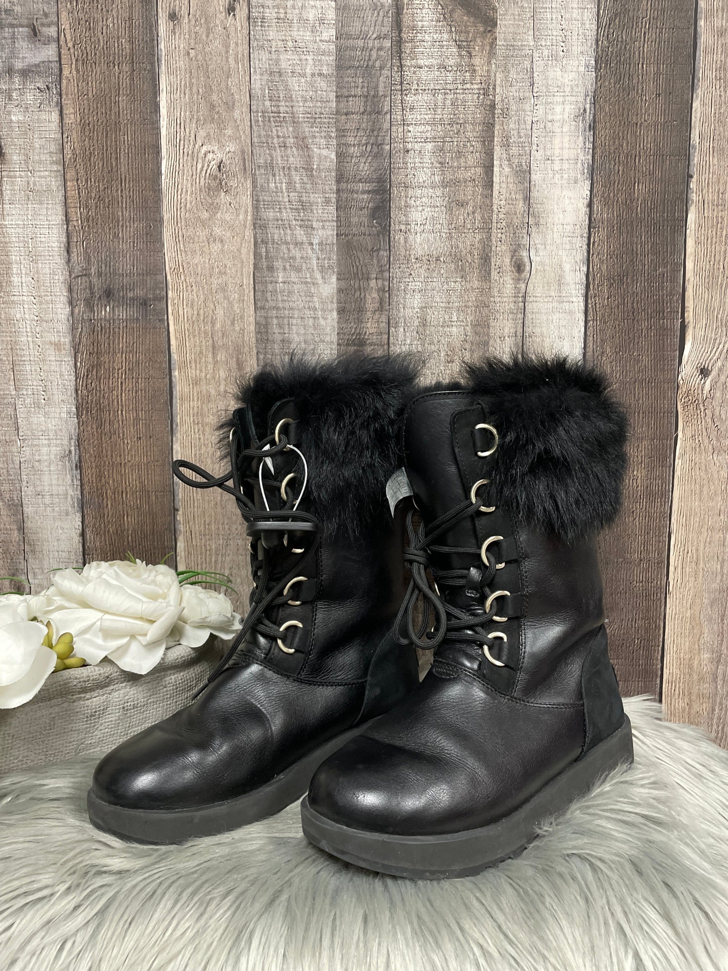 Boots Snow By Ugg  Size: 8