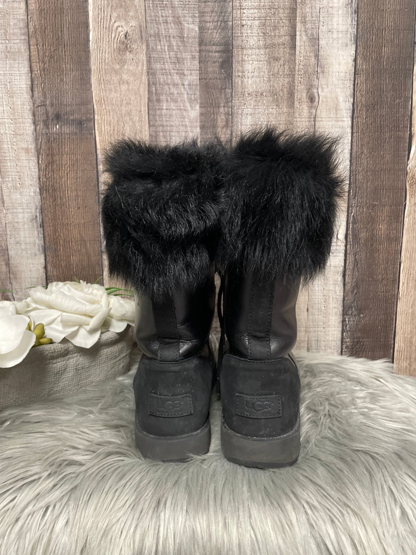 Boots Snow By Ugg  Size: 8