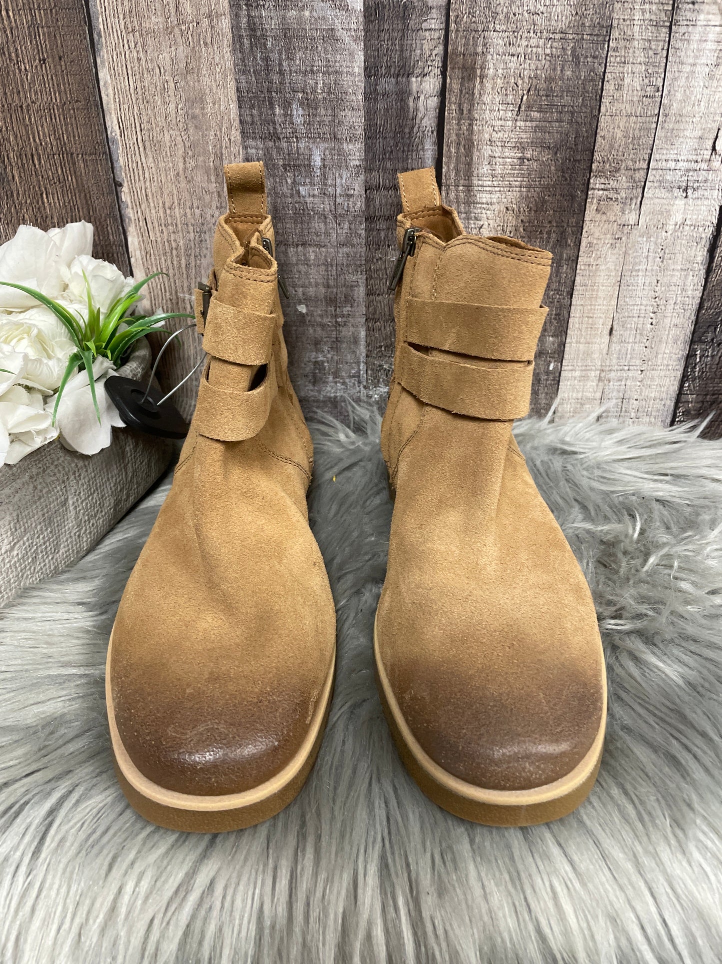 Boots Ankle Flats By Ugg  Size: 9