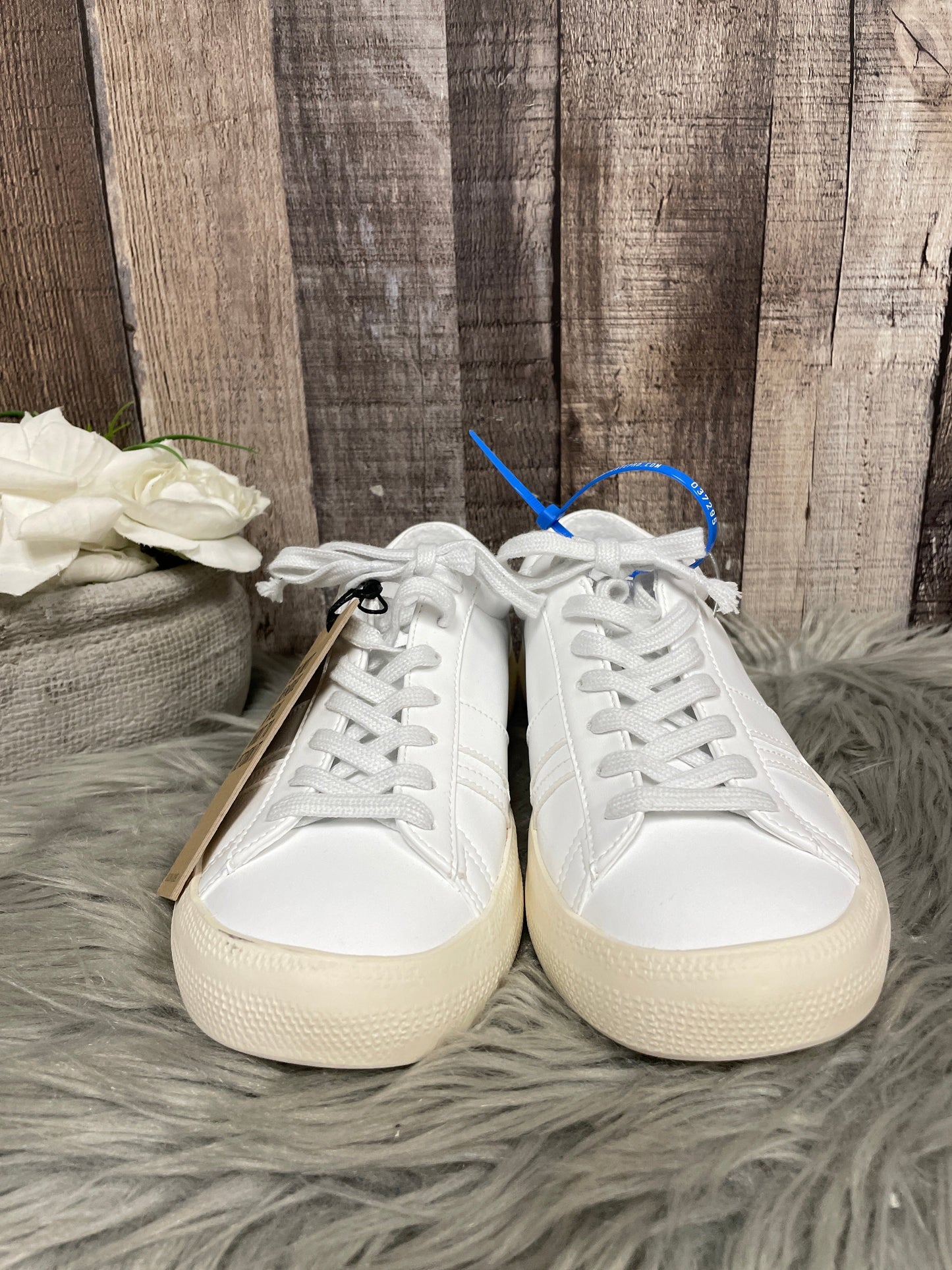 White Shoes Sneakers Golden Goose, Size 7