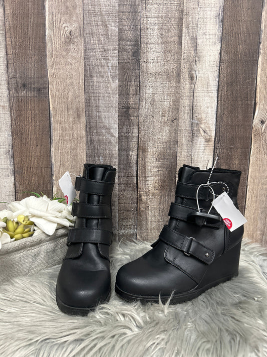 Black Boots Ankle Heels Khombu, Size 8
