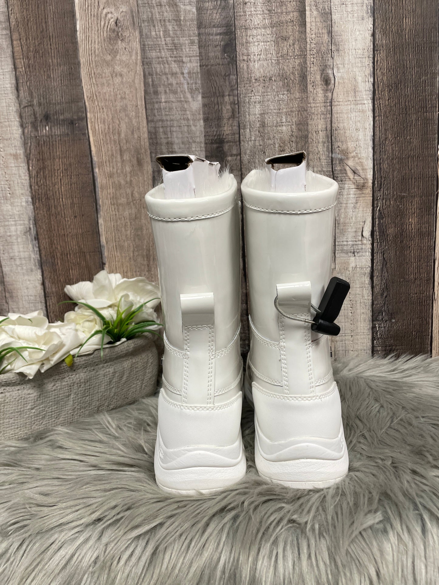 White Boots Snow Ugg, Size 8