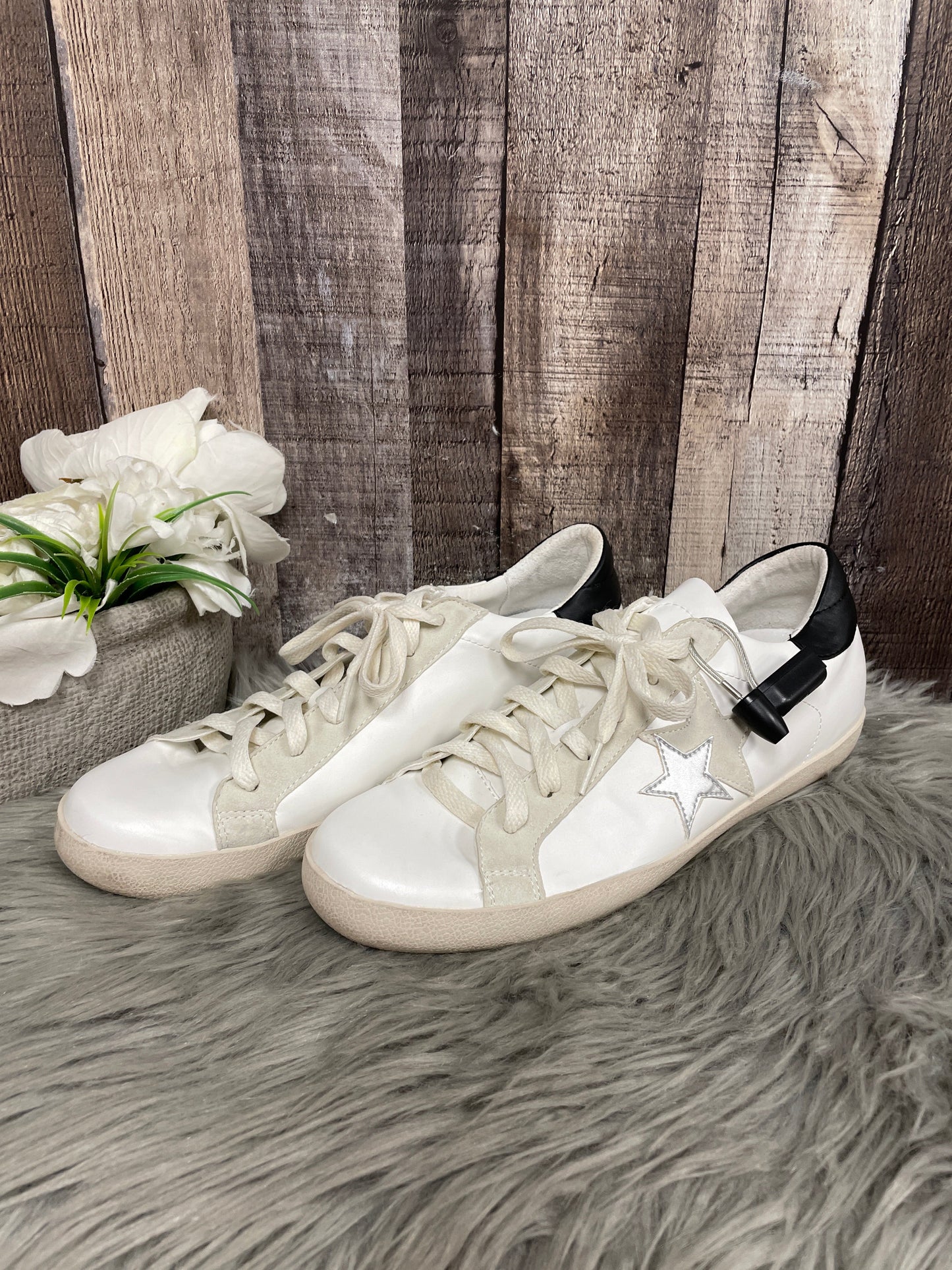 Shoes Sneakers By Just Fab In White, Size: 9