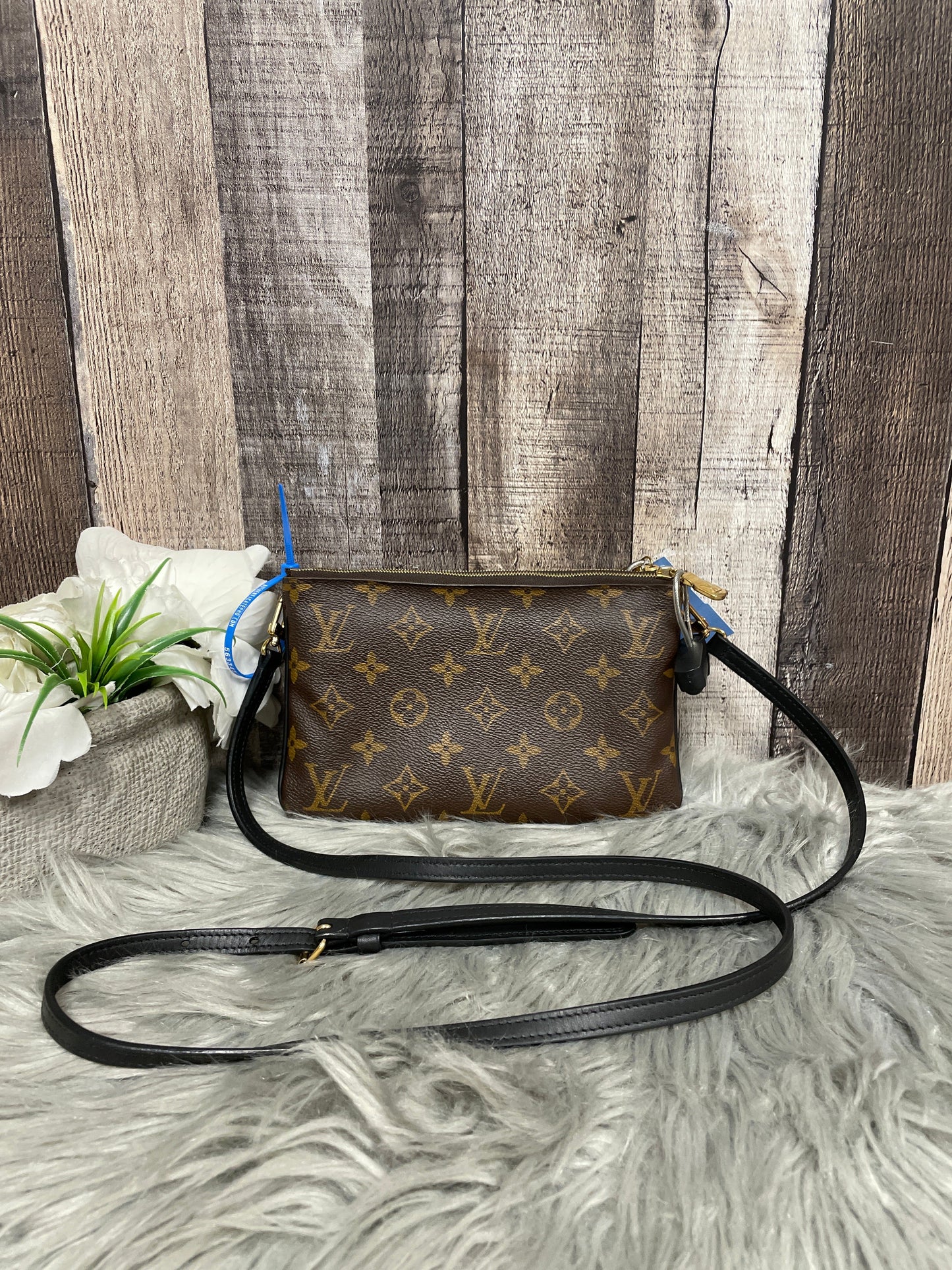 Crossbody Luxury Designer By Louis Vuitton, Size: Small