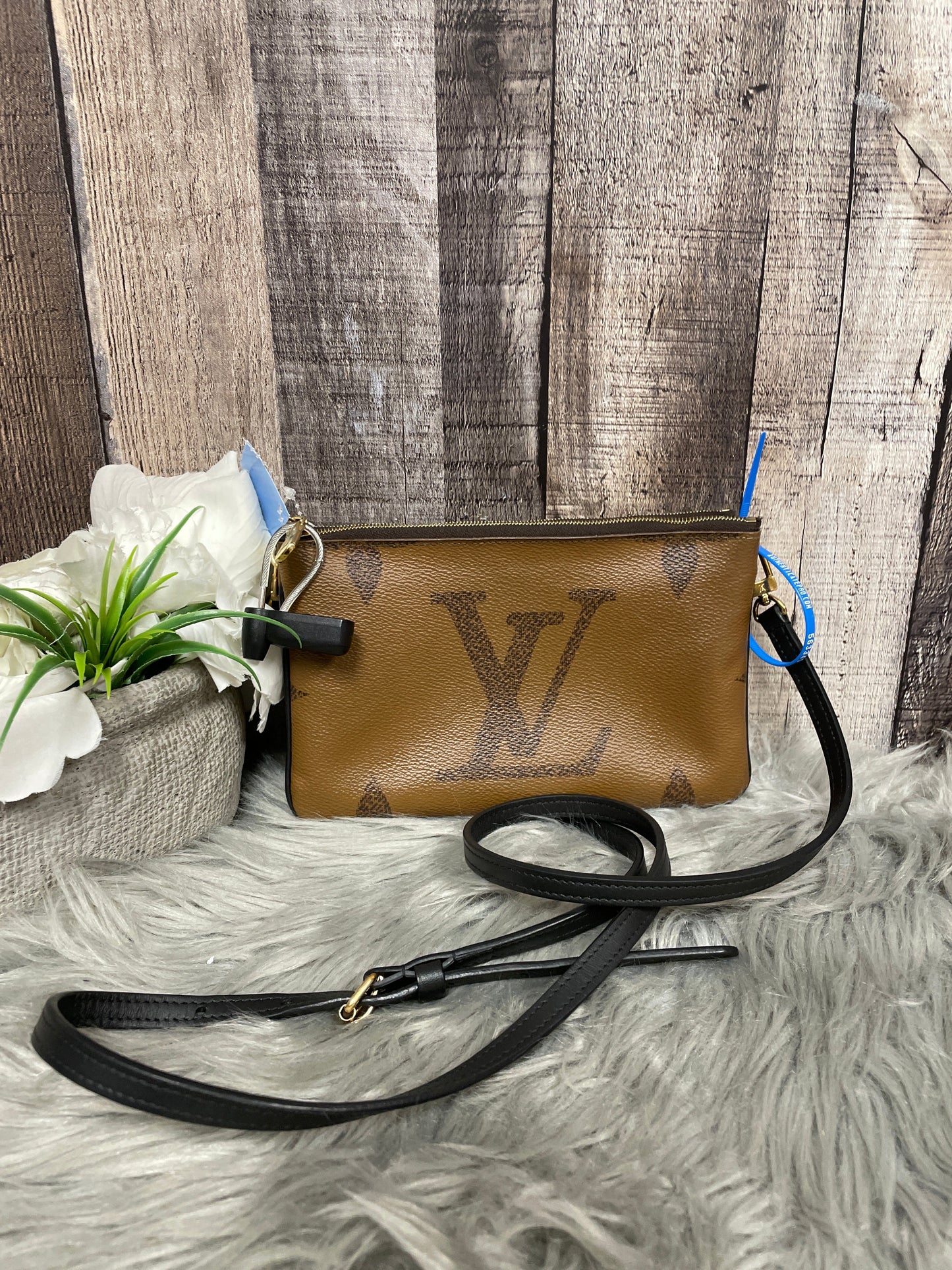 Crossbody Luxury Designer By Louis Vuitton, Size: Small