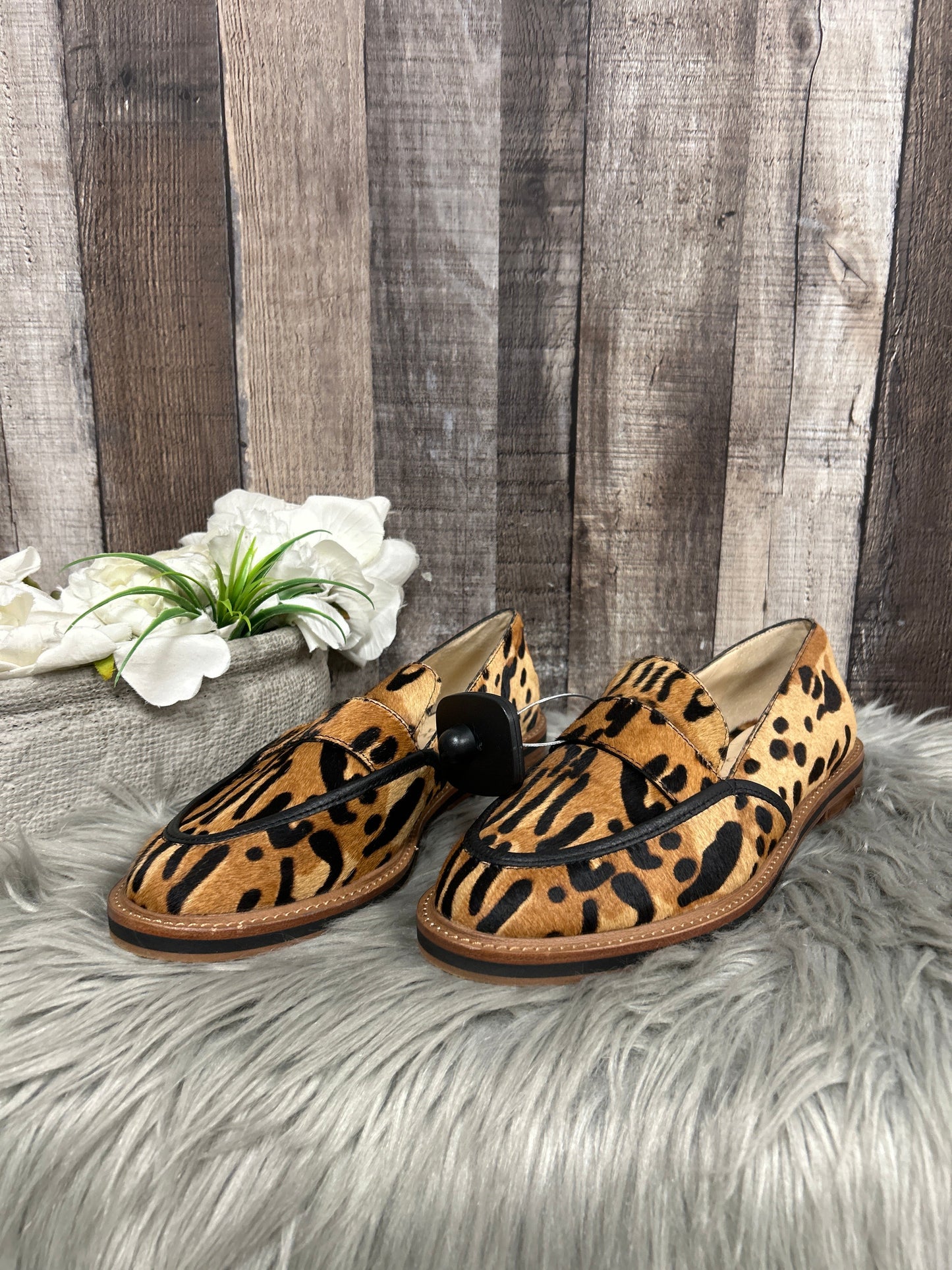 Shoes Flats By Vince Camuto In Animal Print, Size: 7.5