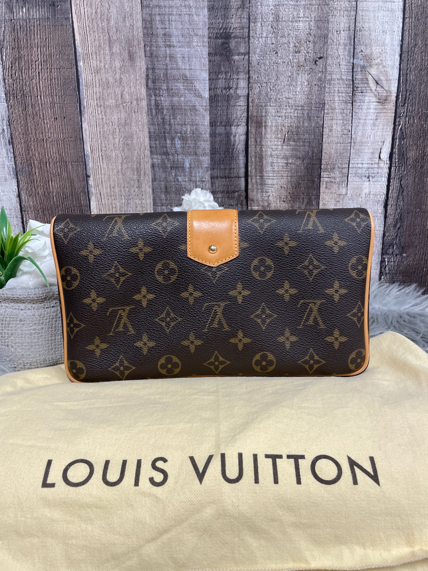 Clutch Luxury Designer By Louis Vuitton, Size: Medium