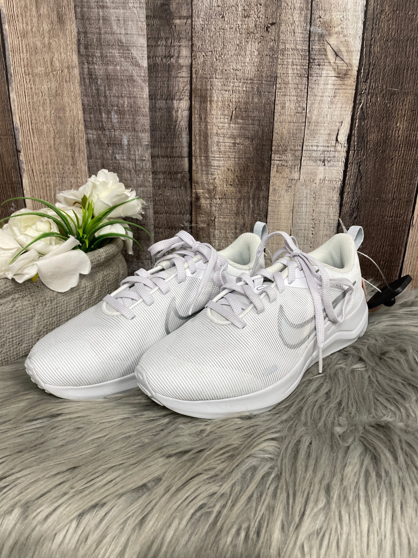 Shoes Athletic By Nike In White, Size: 5.5