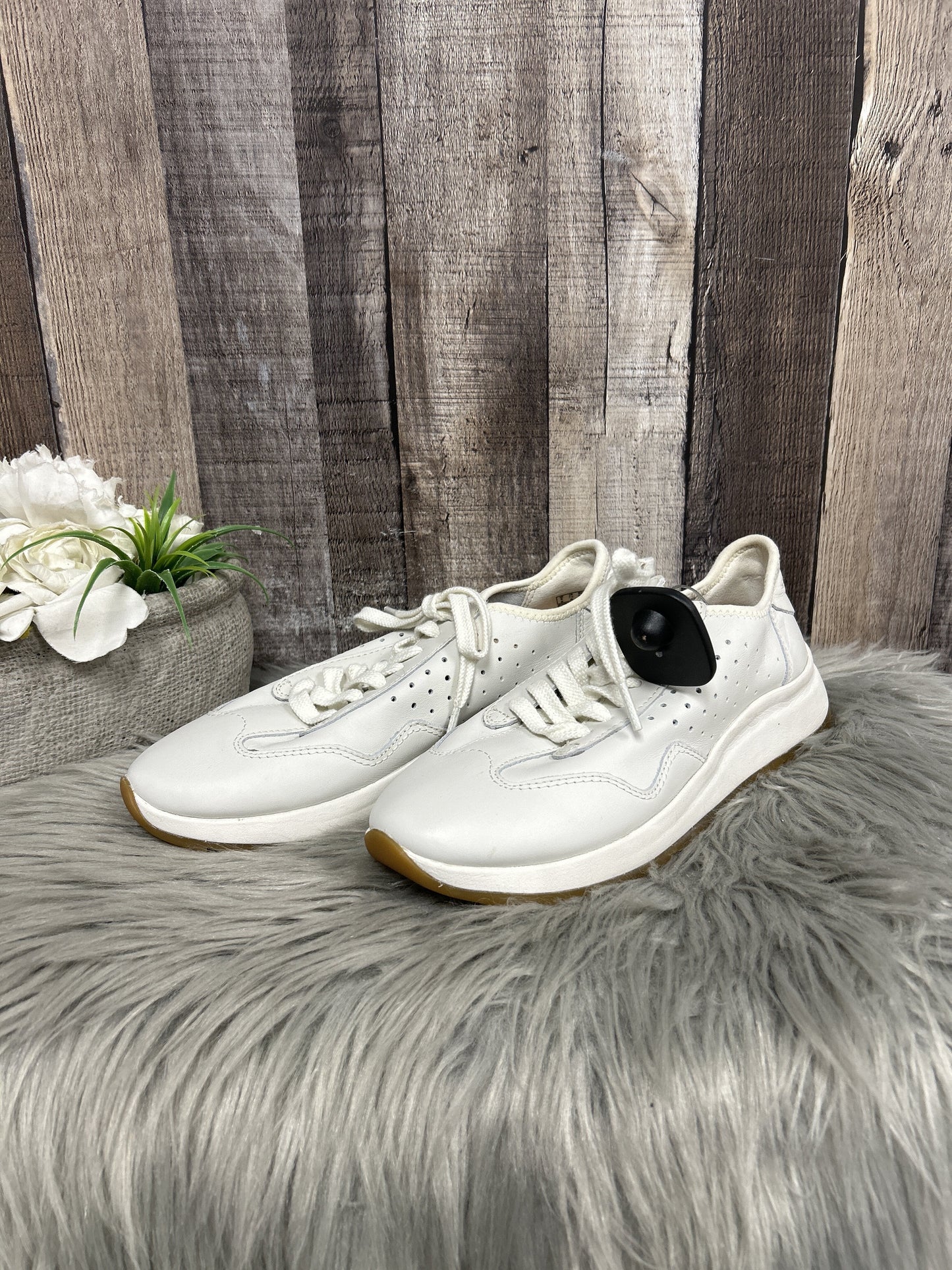 Shoes Sneakers By Clarks  Size: 7.5