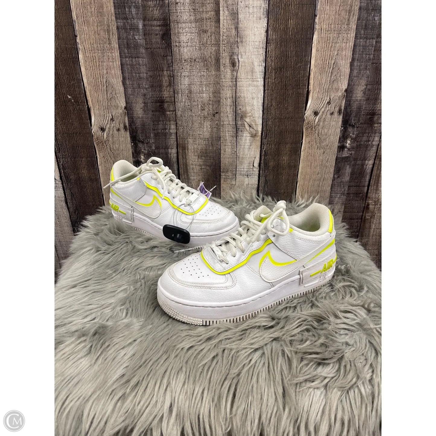 Shoes Athletic By Nike In White & Yellow, Size: 7.5