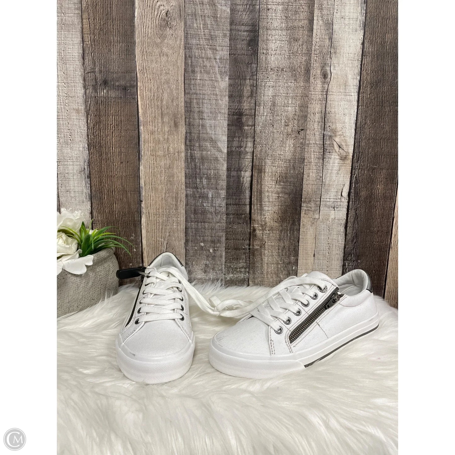 Shoes Sneakers By Taos In White, Size: 6.5