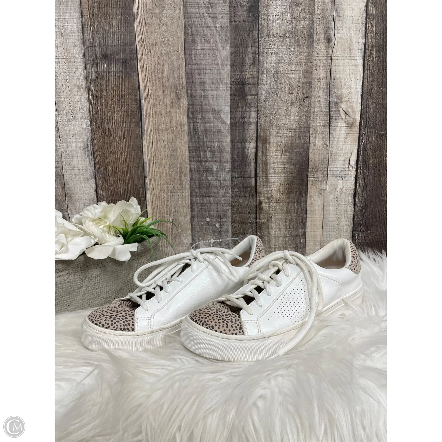 Shoes Sneakers By Universal Thread In Animal Print, Size: 7