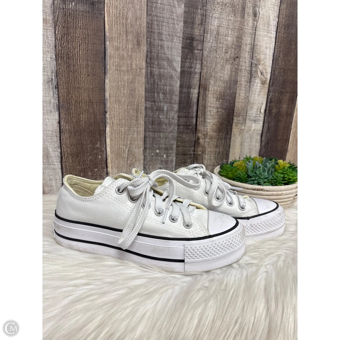 Shoes Sneakers By Converse In White, Size: 6