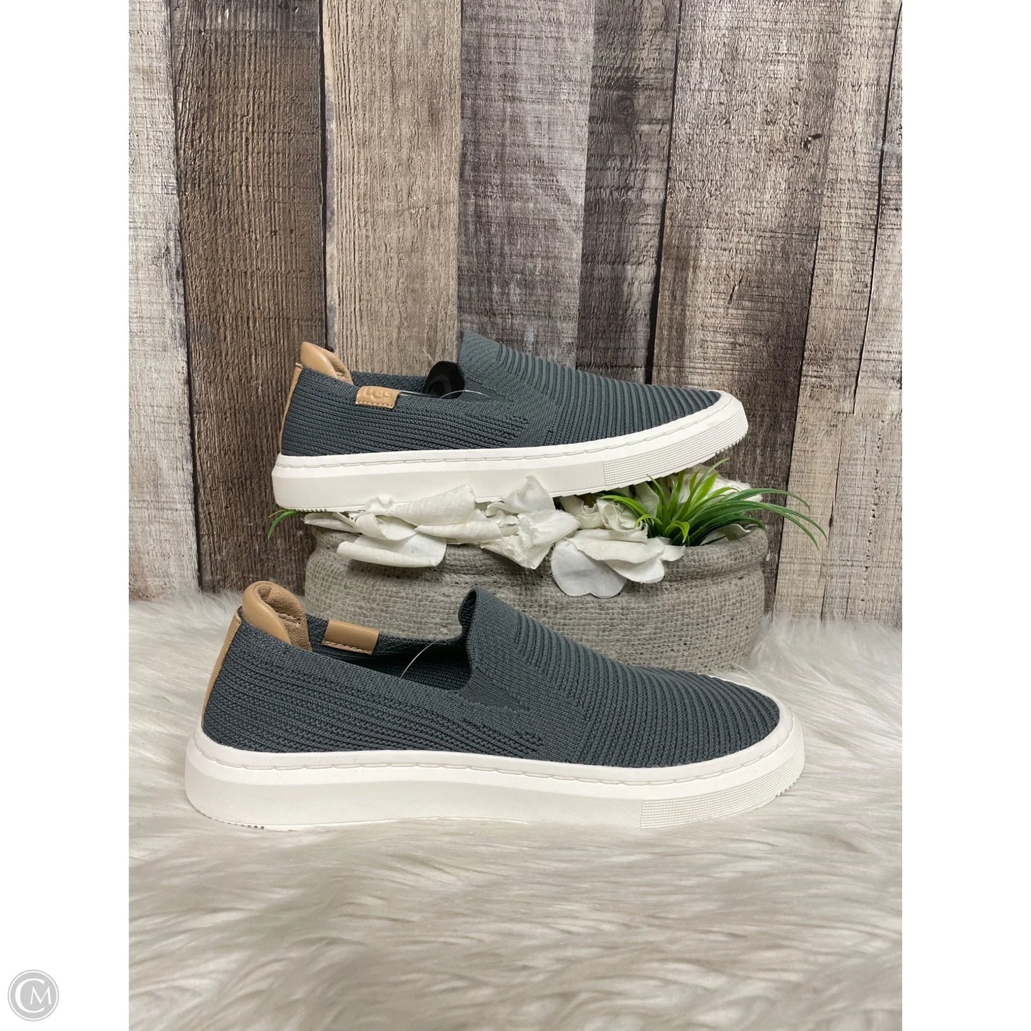 Shoes Designer By Ugg In Grey, Size: 6