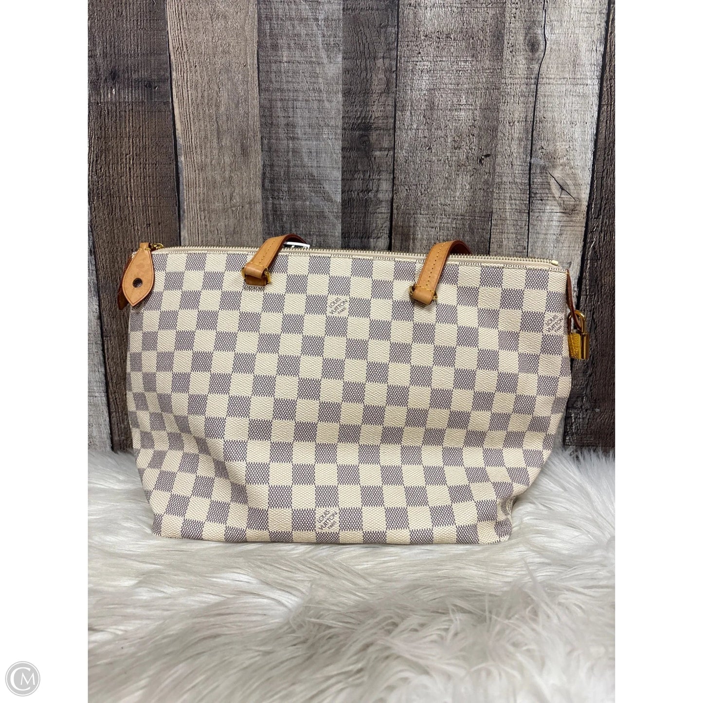 Handbag Luxury Designer By Louis Vuitton, Size: Medium