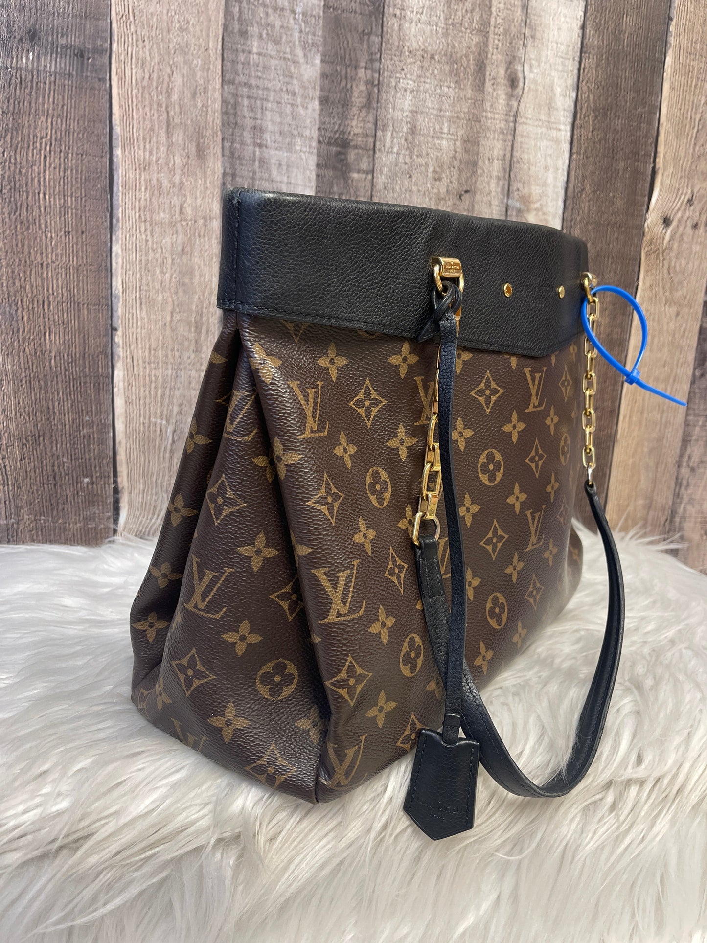 Handbag Luxury Designer By Louis Vuitton  Size: Medium