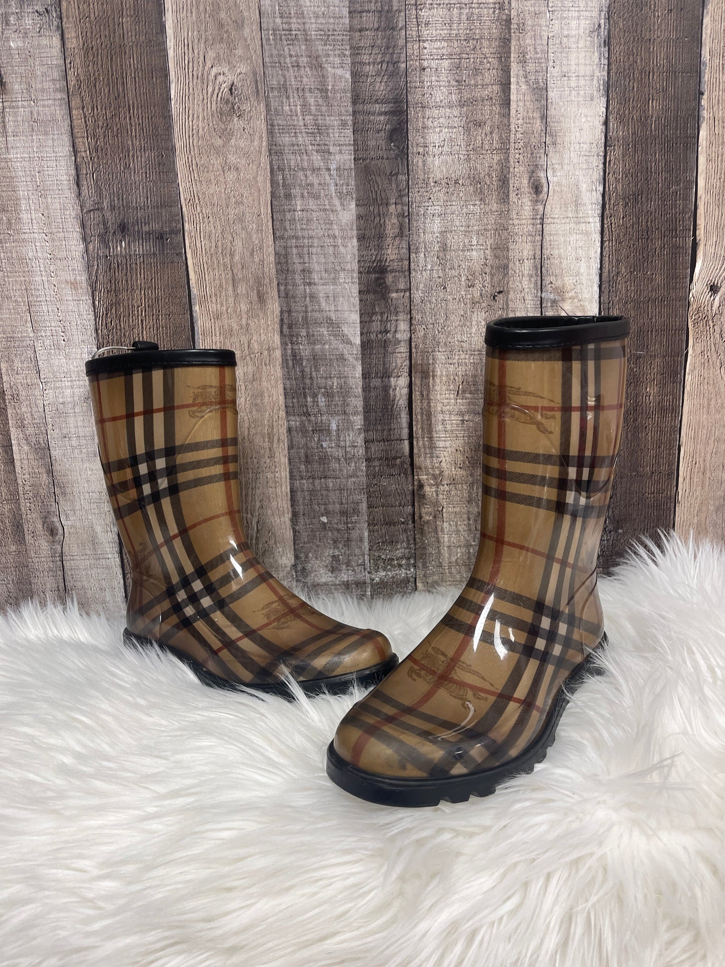 Boots Luxury Designer By Burberry In Plaid Pattern, Size: 6