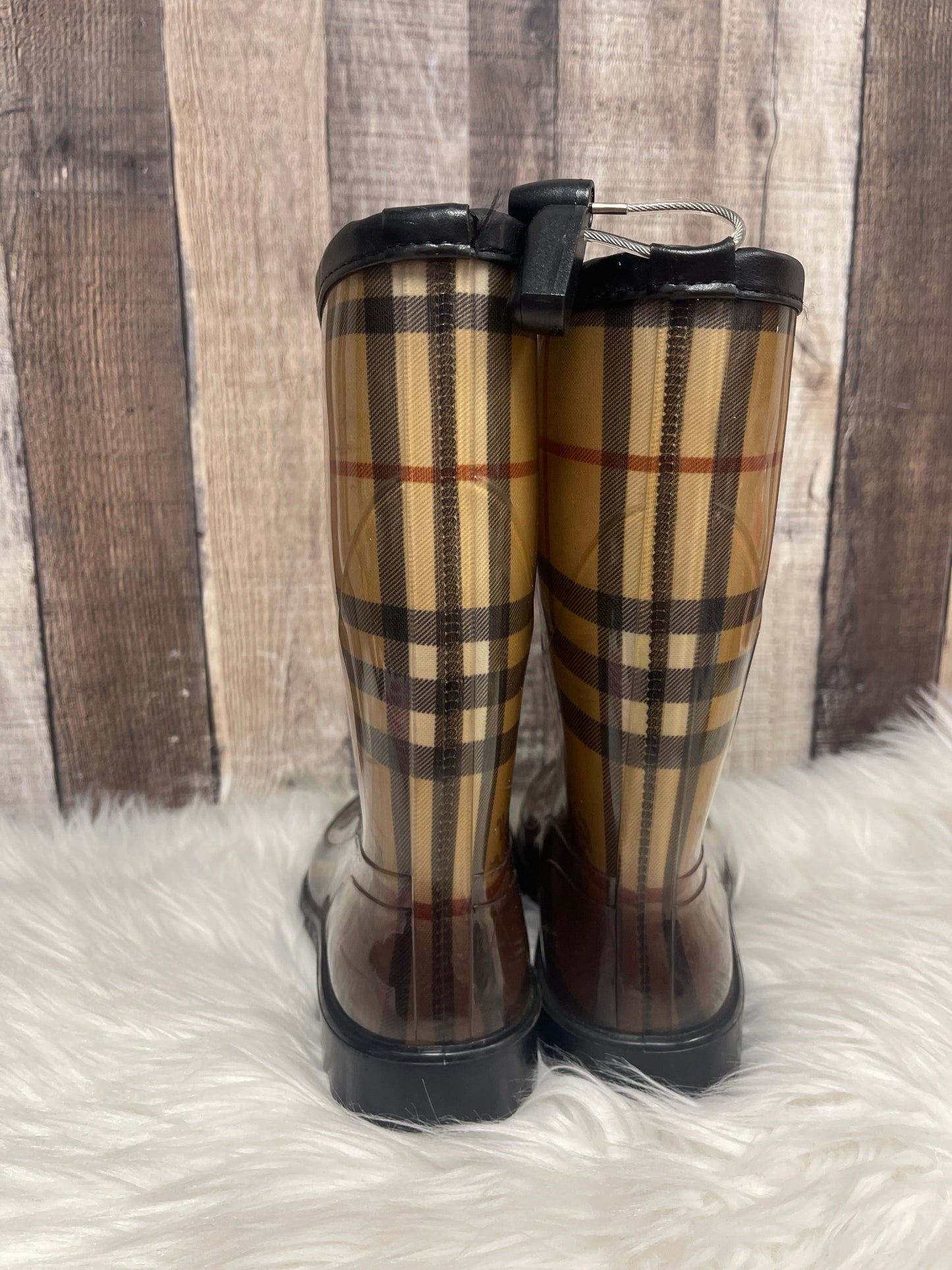 Boots Luxury Designer By Burberry In Plaid Pattern, Size: 6