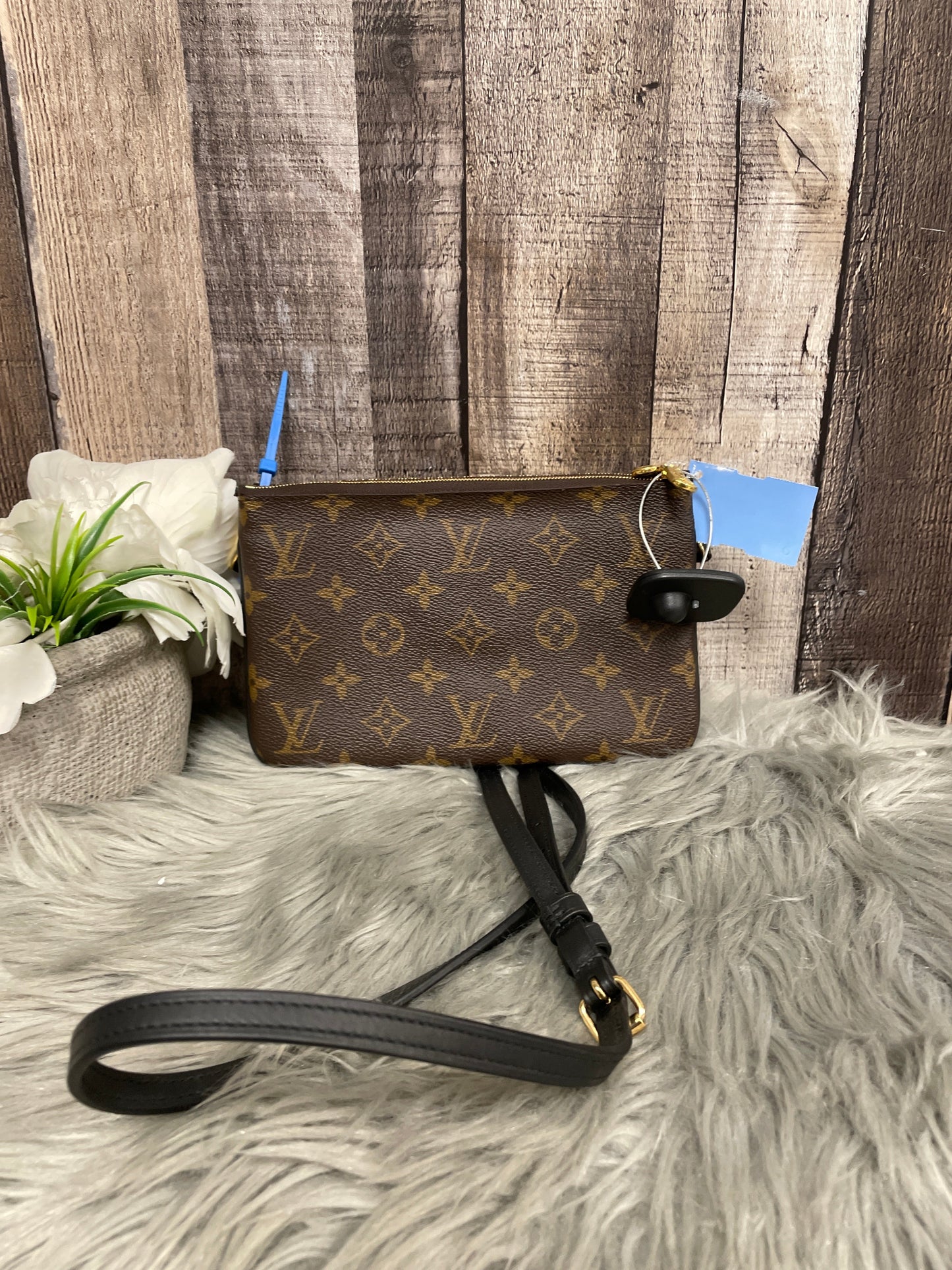 Crossbody Luxury Designer By Louis Vuitton, Size: Small