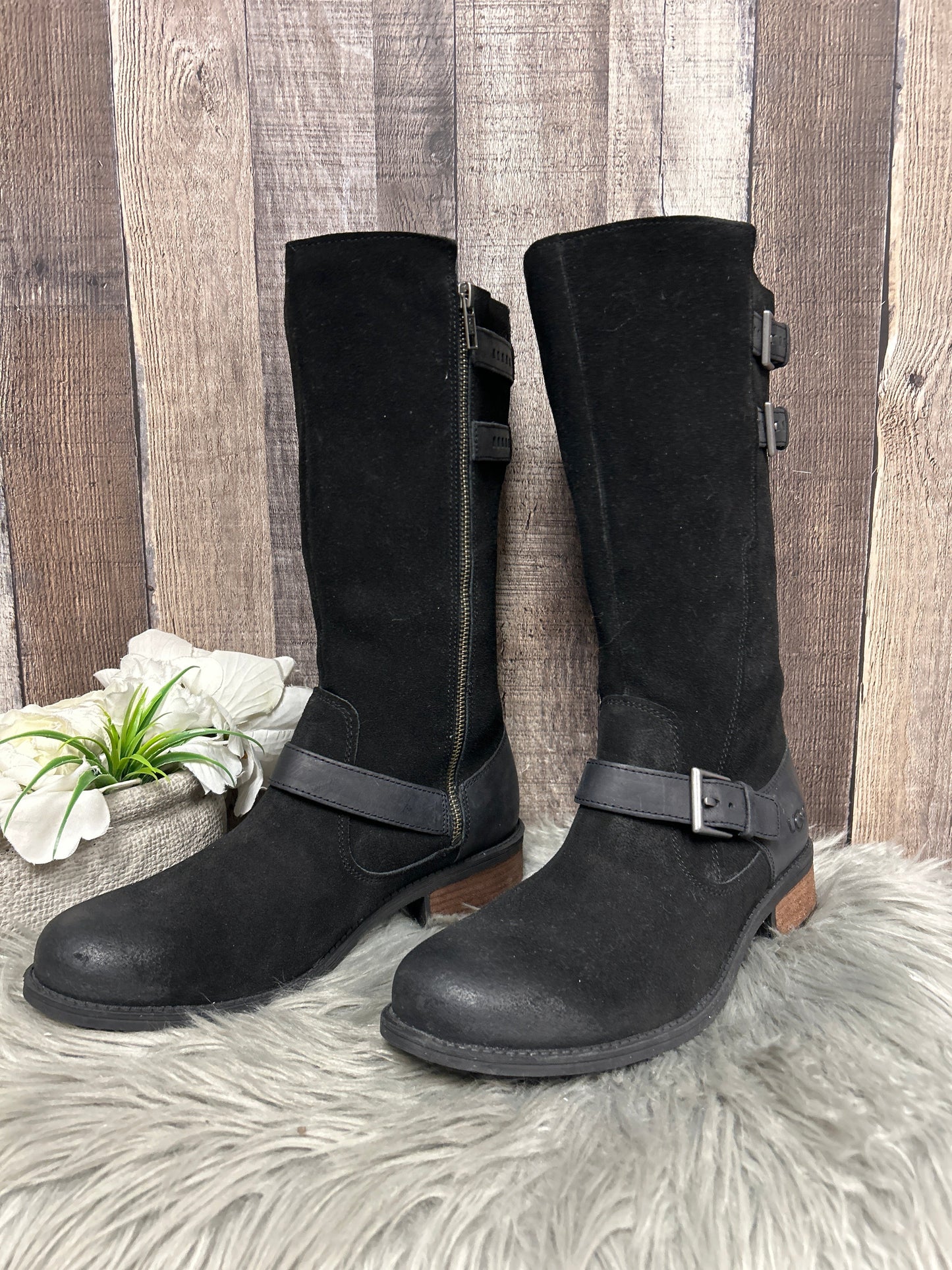 Boots Designer By Ugg In Black, Size: 9.5