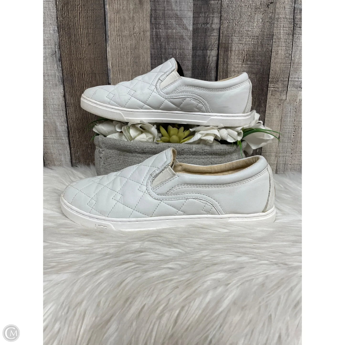 Shoes Designer By Ugg In White, Size: 9