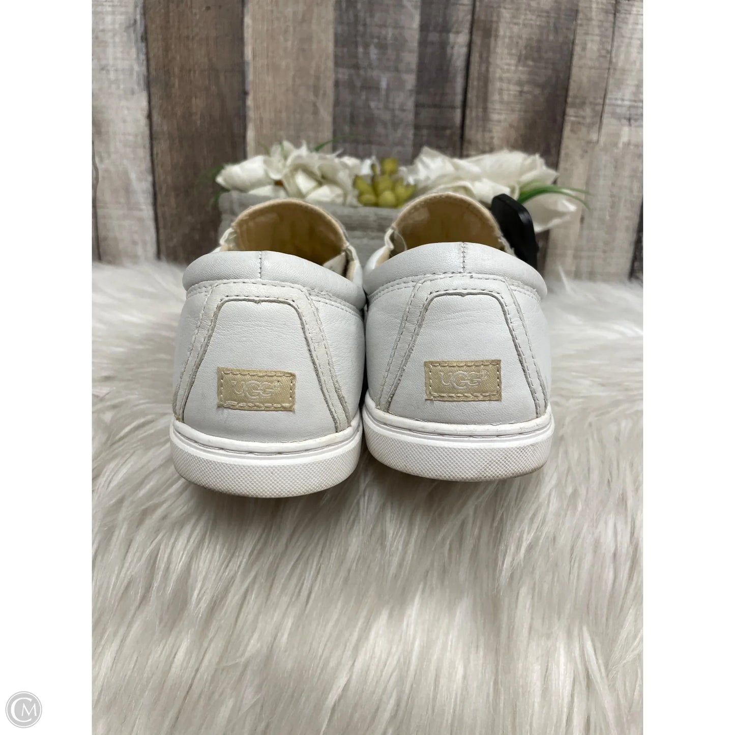 Shoes Designer By Ugg In White, Size: 9