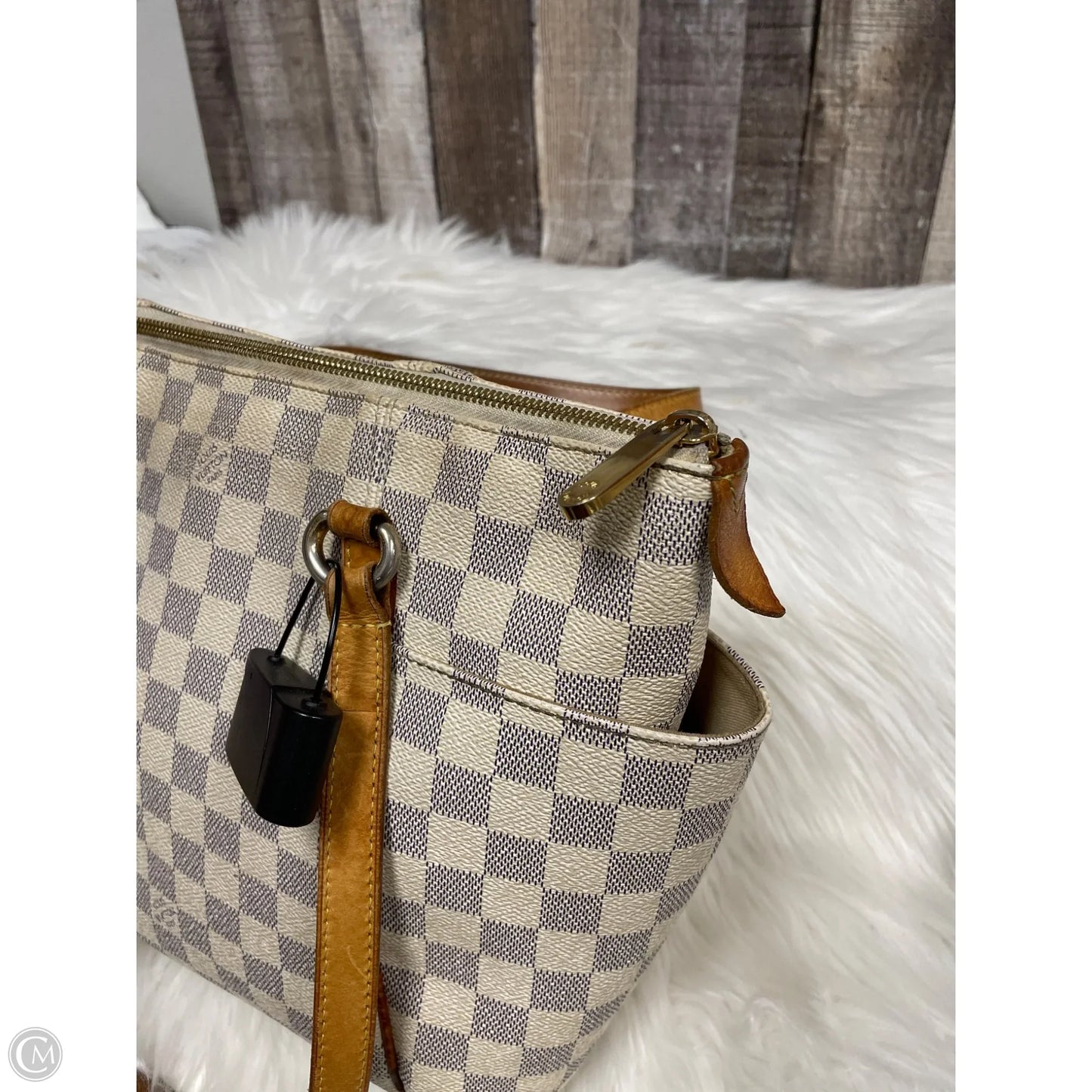 Handbag Luxury Designer By Louis Vuitton, Size: Medium