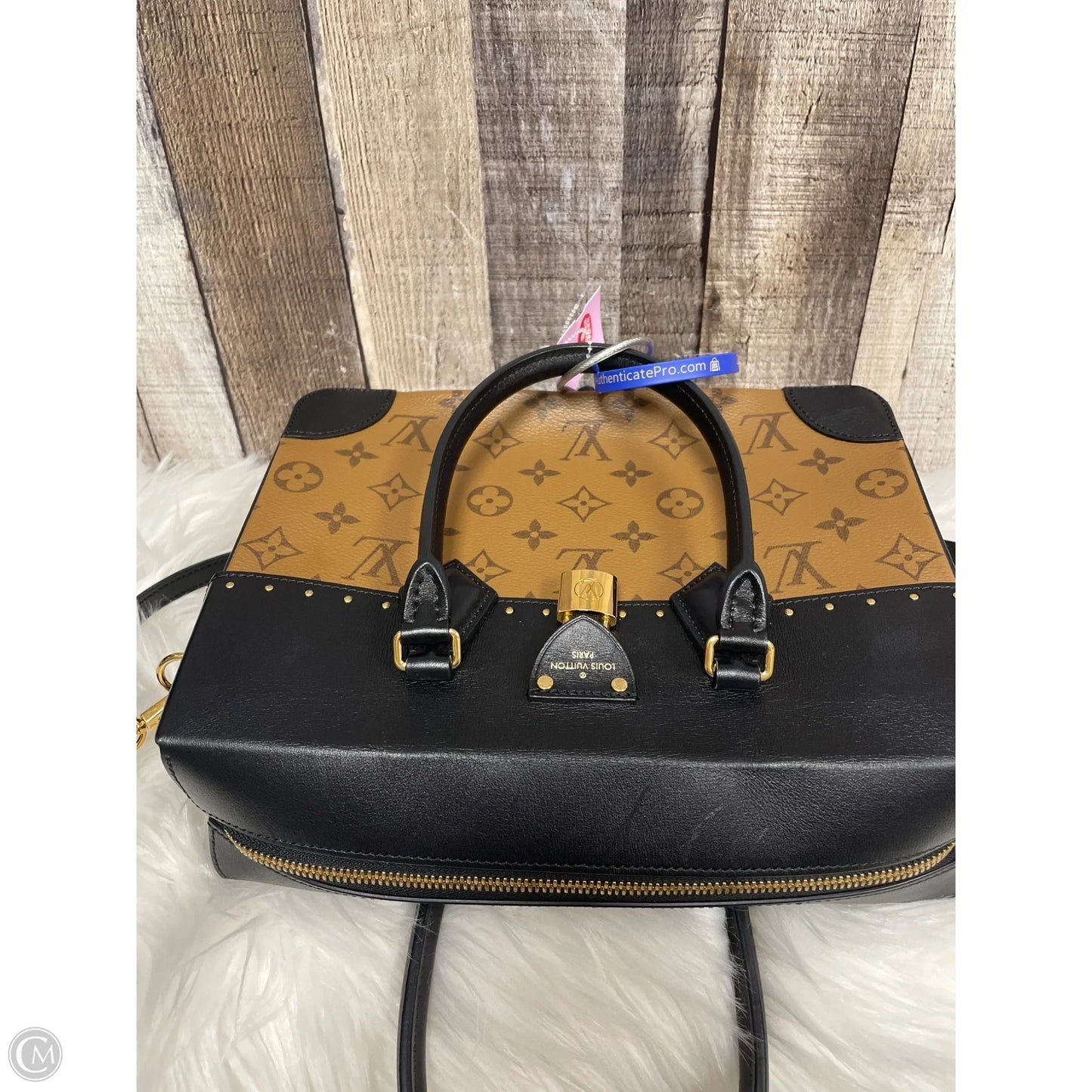 Handbag Luxury Designer By Louis Vuitton, Size: Medium