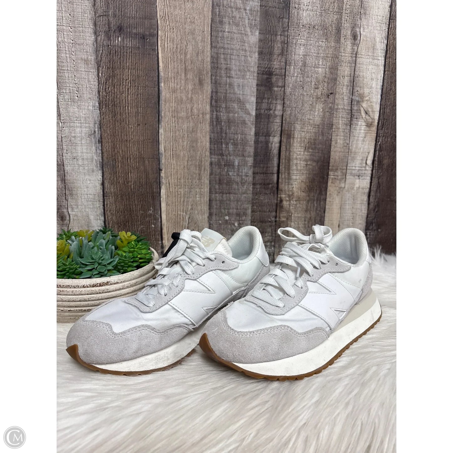 Shoes Athletic By New Balance In White, Size: 7