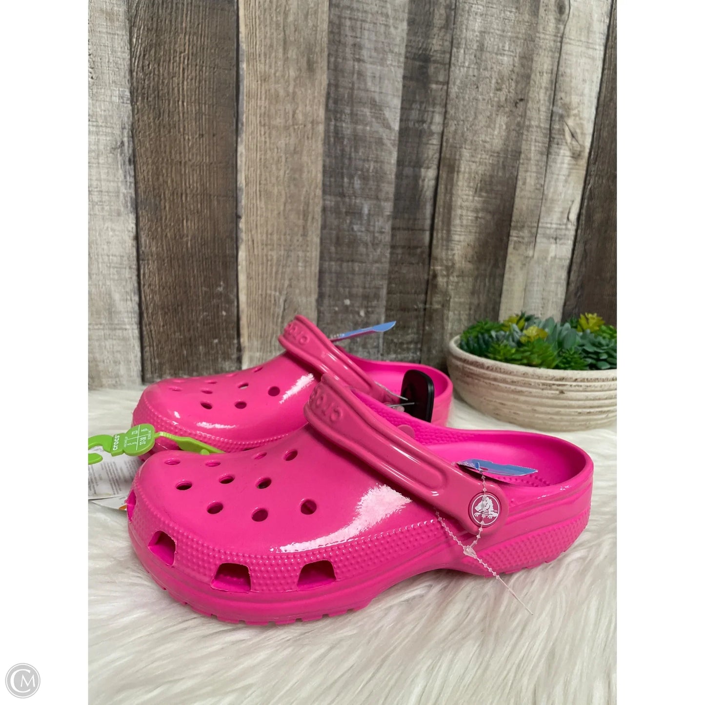 Shoes Flats By Crocs In Pink, Size: 5