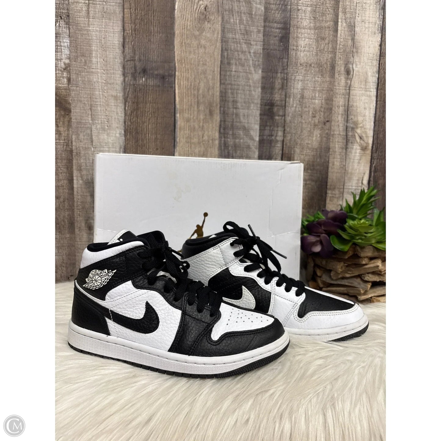 Shoes Luxury Designer By Jordan In Black & White, Size: 5.5