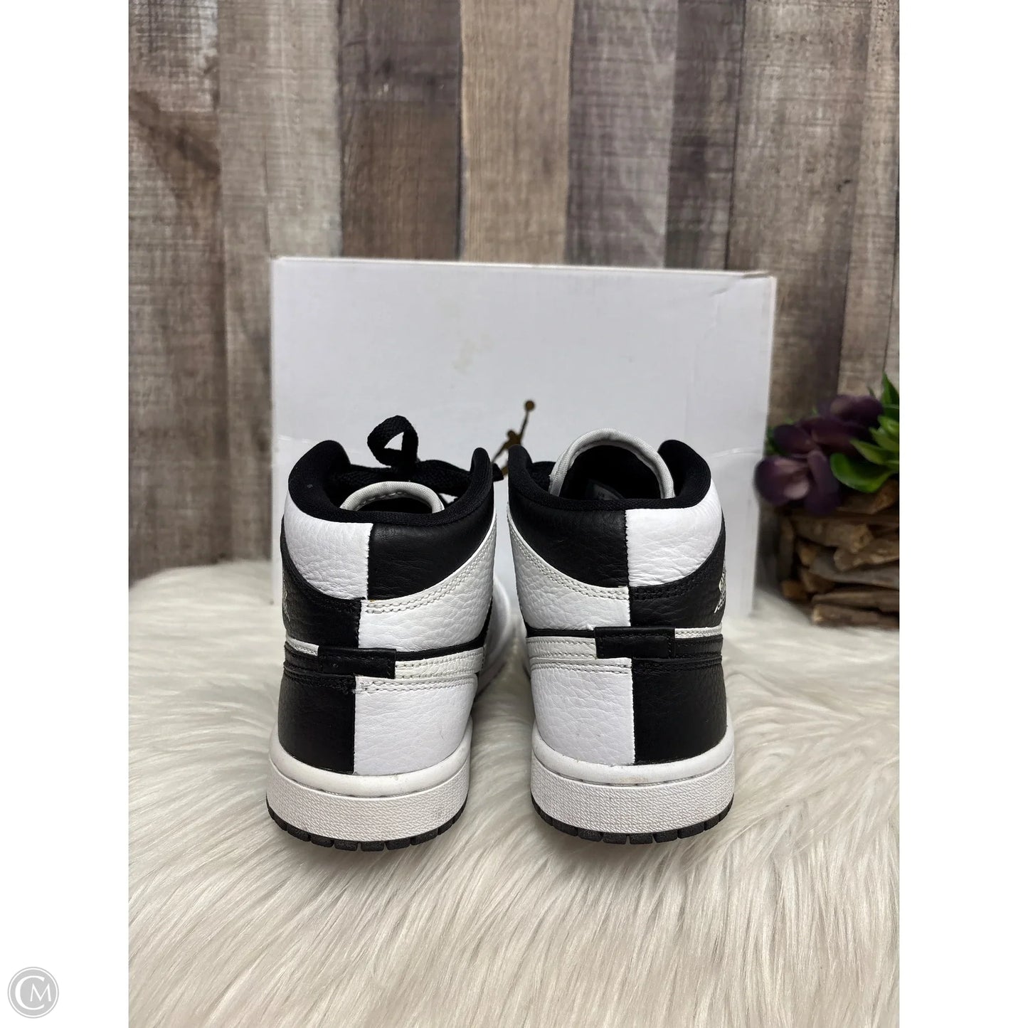 Shoes Luxury Designer By Jordan In Black & White, Size: 5.5