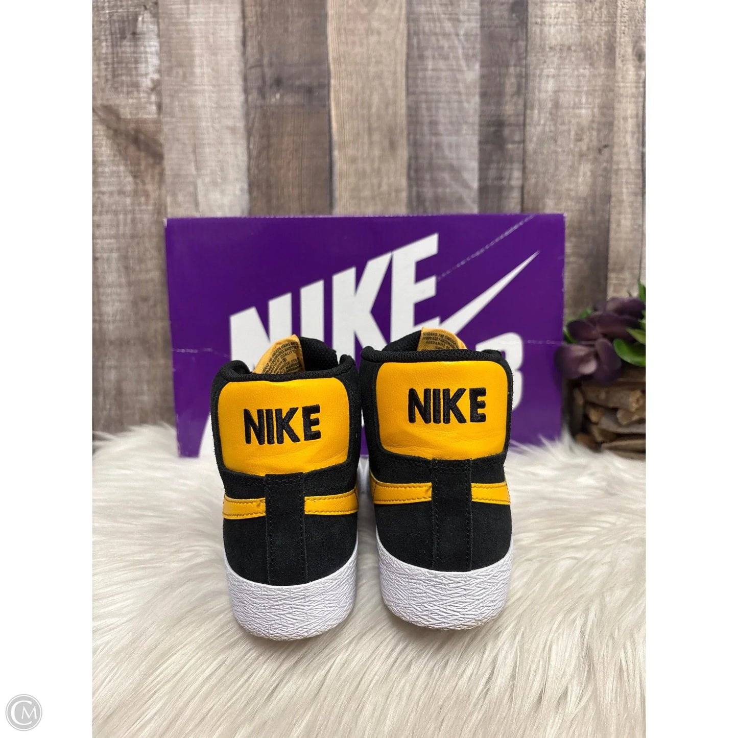 Shoes Athletic By Nike In Black & Gold, Size: 5