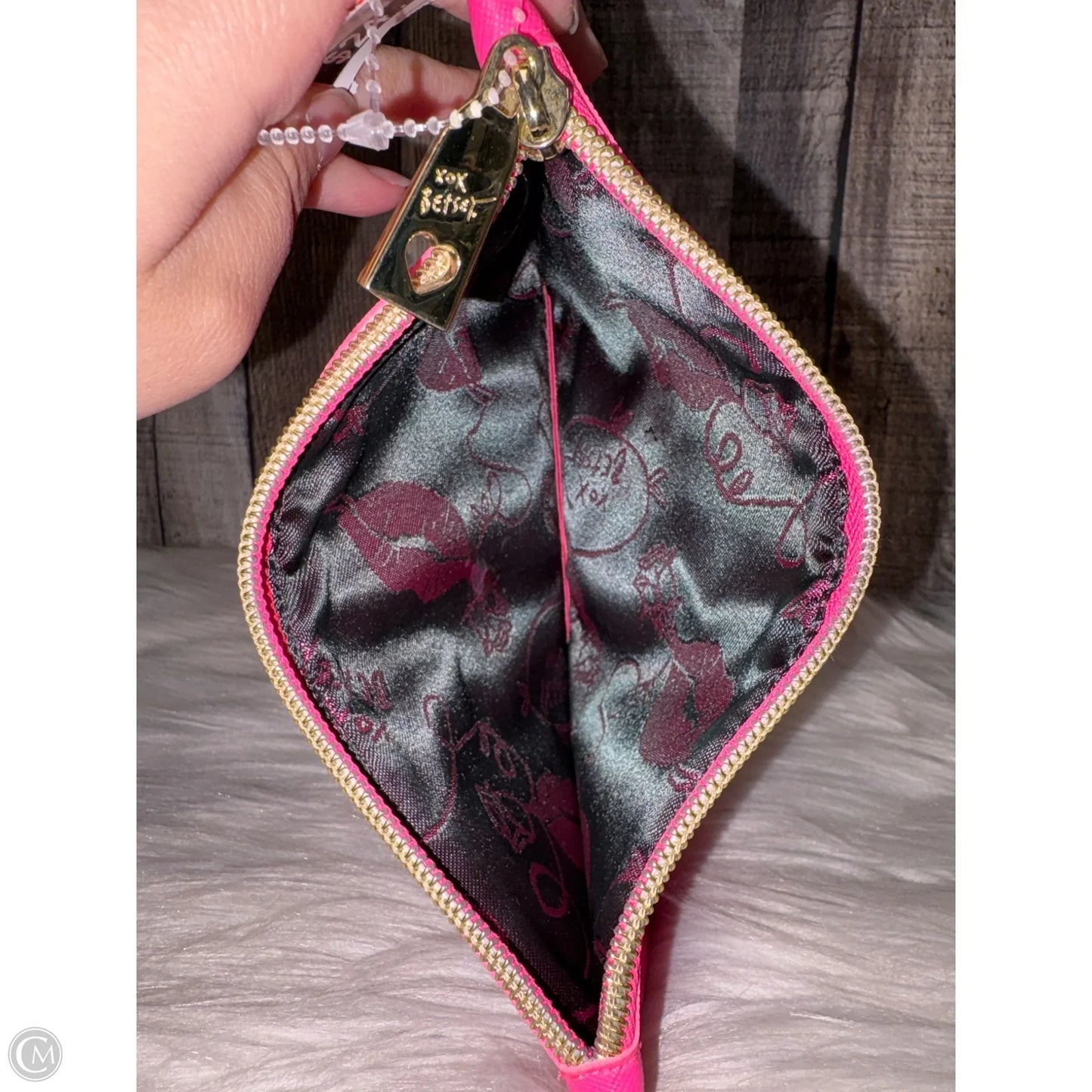 Wristlet By Betsey Johnson, Size: Medium