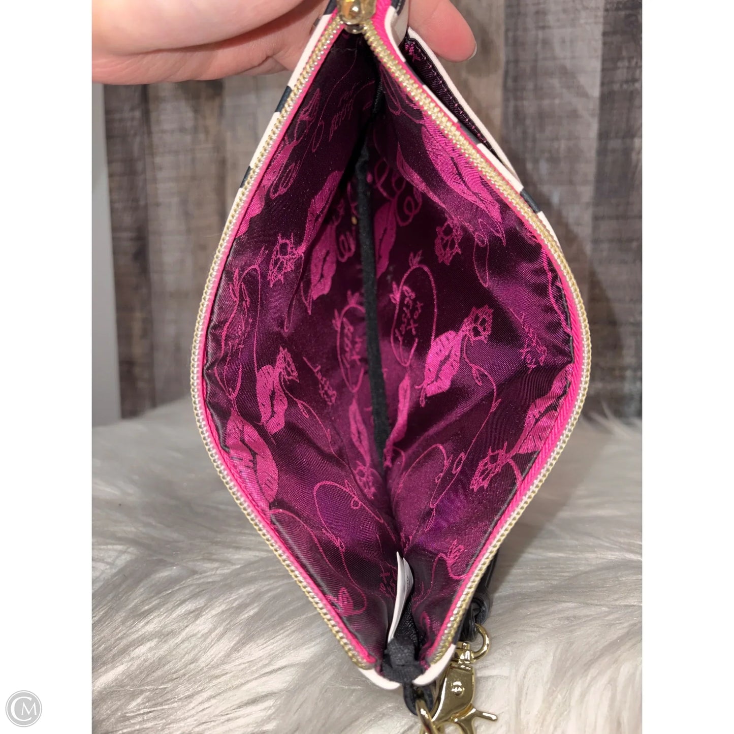 Wristlet By Betsey Johnson, Size: Medium