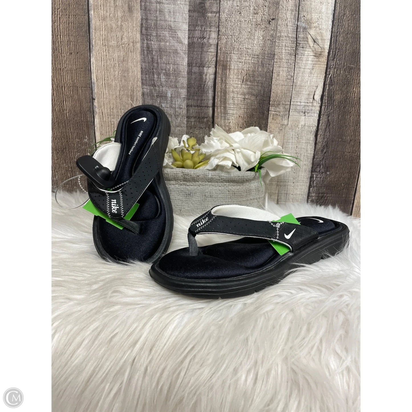 Sandals Flip Flops By Nike In Black, Size: 6