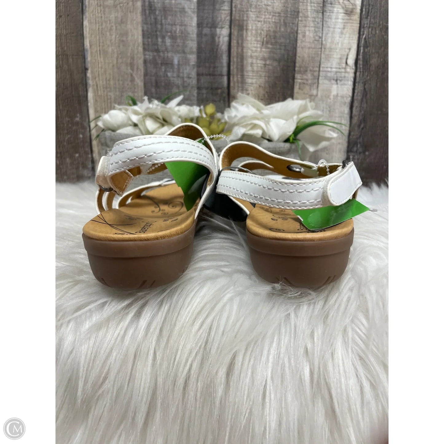 Sandals Flats By Bare Traps In White, Size: 7