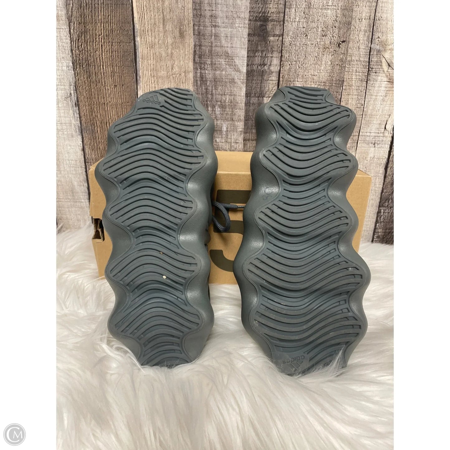 Shoes Luxury Designer By Yeezy In Grey, Size: 8.5