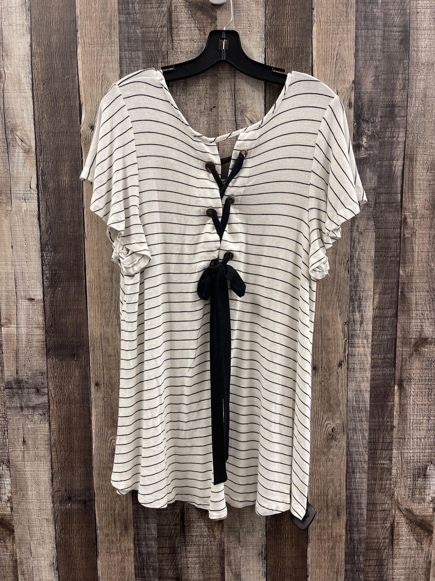 Top Short Sleeve By Olivia Sky In Striped Pattern, Size: 1x