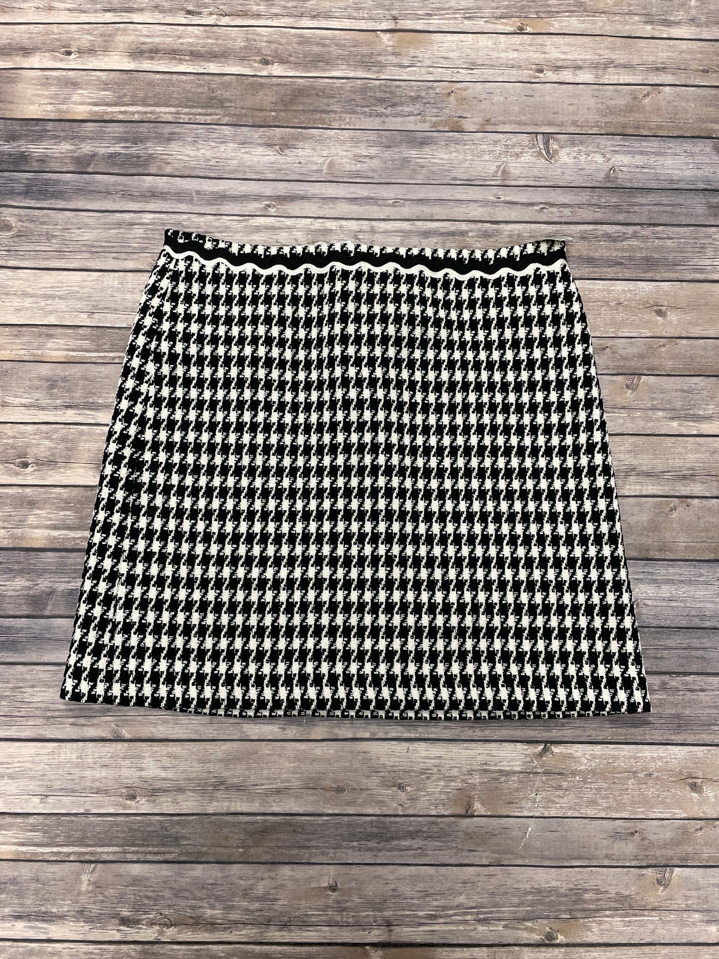 Skirt Mini & Short By Ann Taylor In Black & White, Size: 18