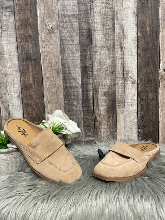 Shoes Flats By Cme In Tan, Size: 9