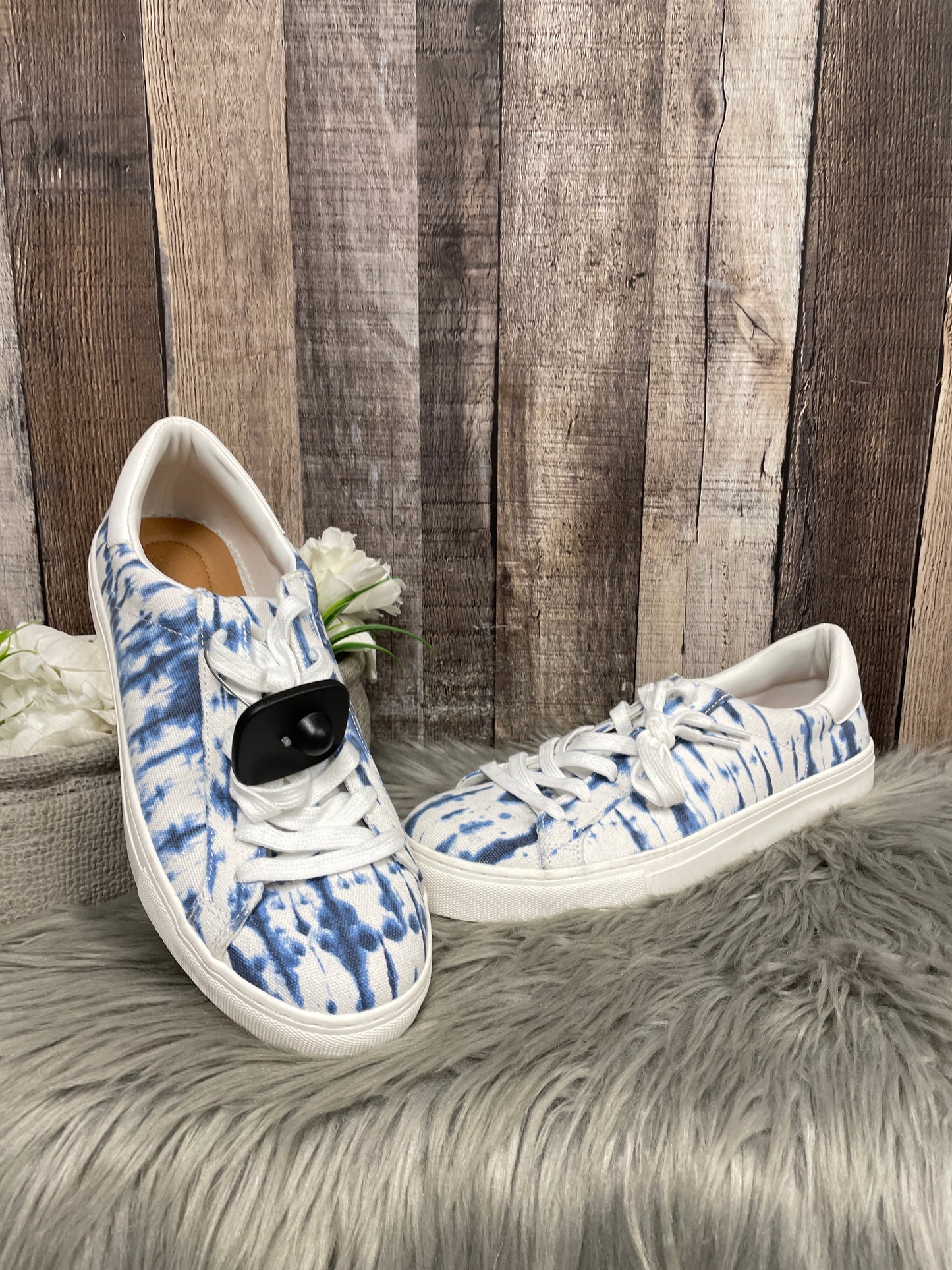 Shoes Sneakers By Universal Thread In Blue & White, Size: 11