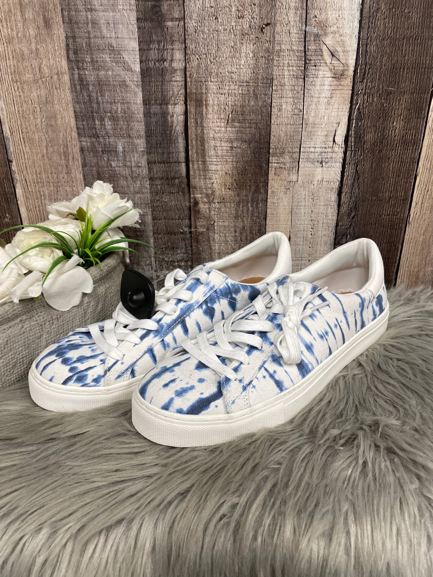 Shoes Sneakers By Universal Thread In Blue & White, Size: 11