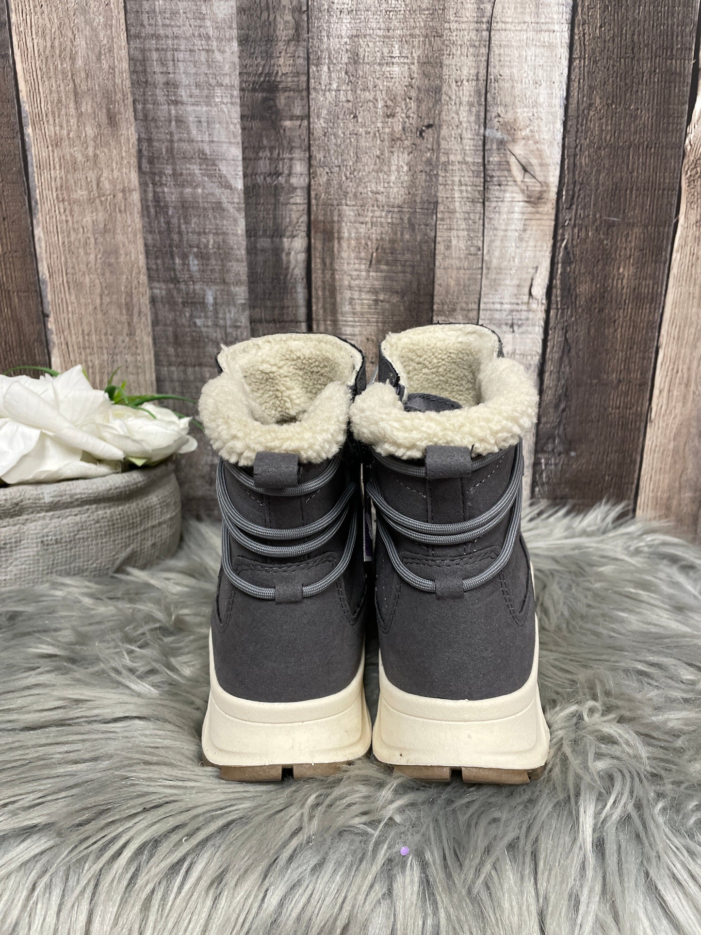 Grey Boots Ankle Flats Khombu, Size 8