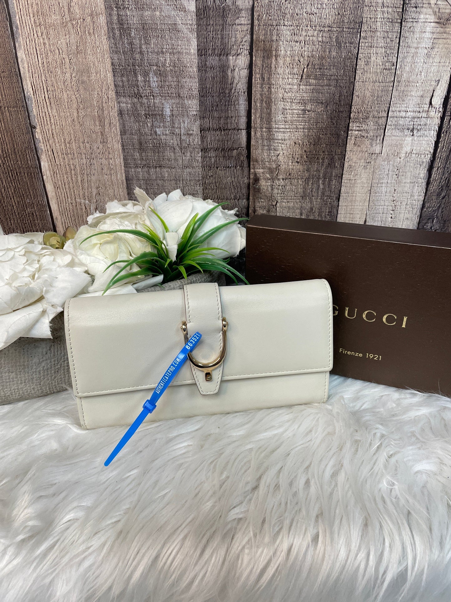 Wallet Luxury Designer By Gucci, Size: Medium