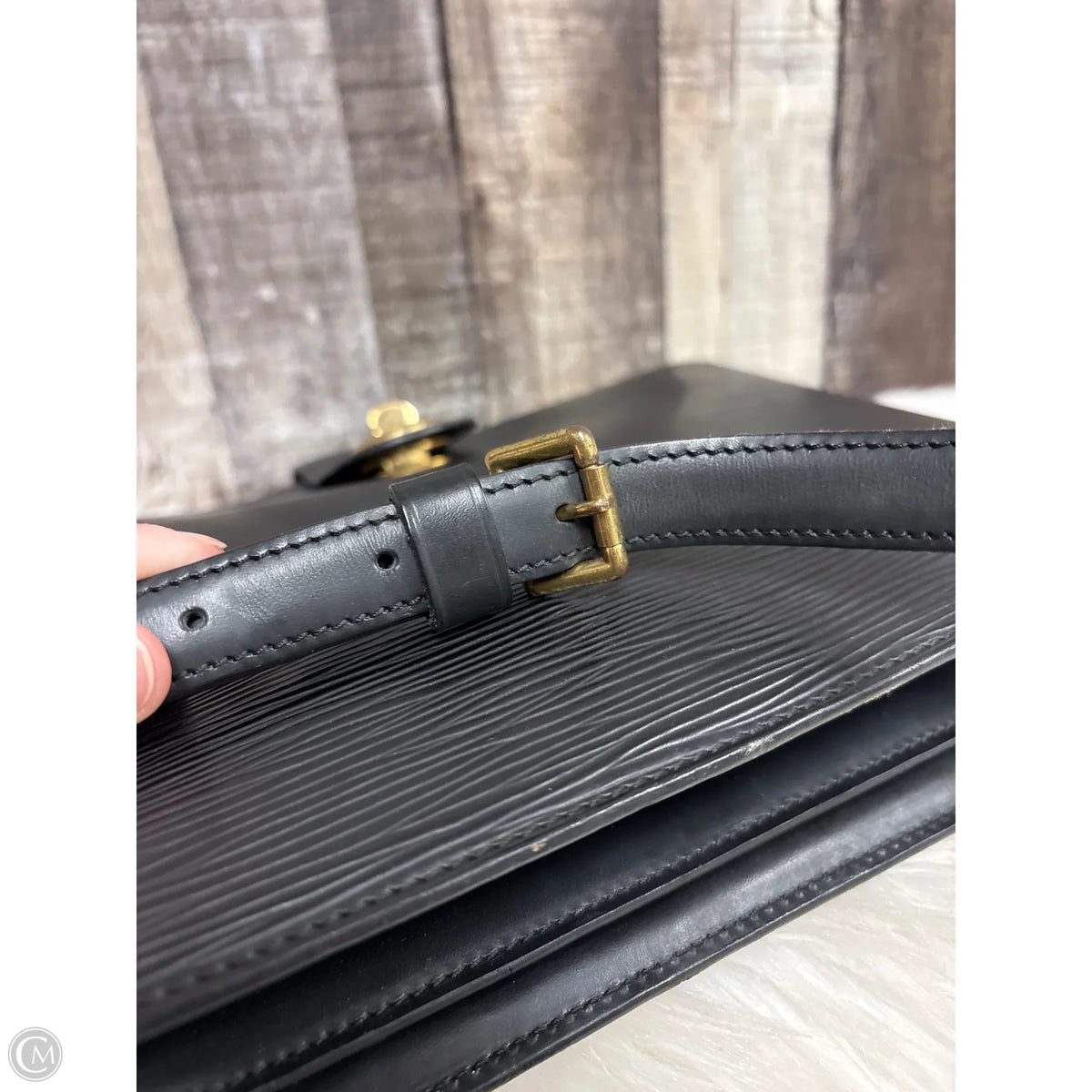 Crossbody Luxury Designer By Louis Vuitton, Size: Medium