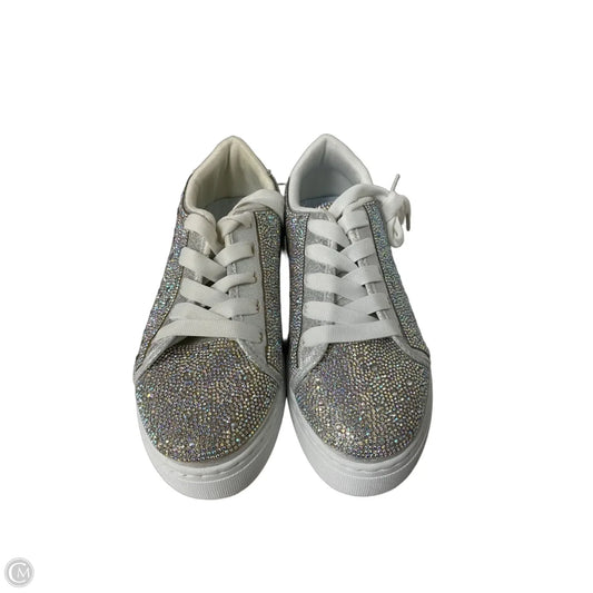 Shoes Sneakers By Clothes Mentor In Silver, Size: 7