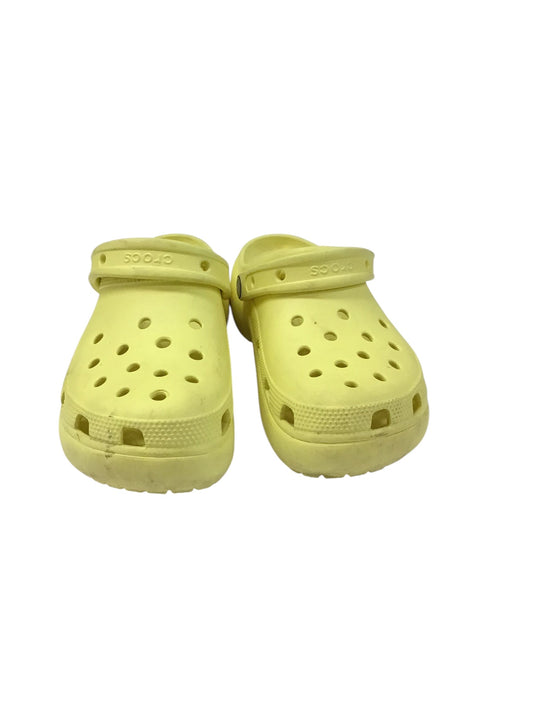 Shoes Flats By Crocs In Yellow, Size: 9