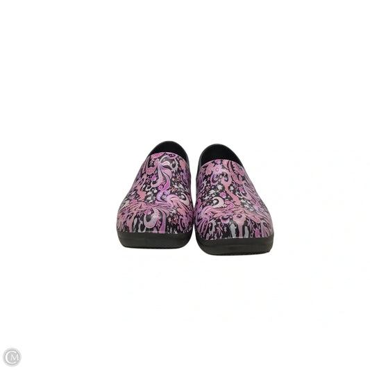 Shoes Flats By Crocs In Paisley Print, Size: 9