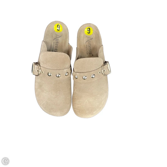 Shoes Flats By Clothes Mentor In Tan, Size: 9